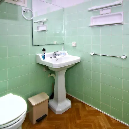 Cozzy Two Bedroom דירה *